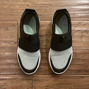 Vionic Camrie Black and White Slip-On Mesh Athletic Sneakers Size 9